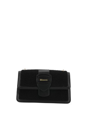 Borsa nera con un mix di tessuto testurizzato e pelle liscia, dotata di una chiusura centrale e un accento dorato con logo. Forma rettangolare.