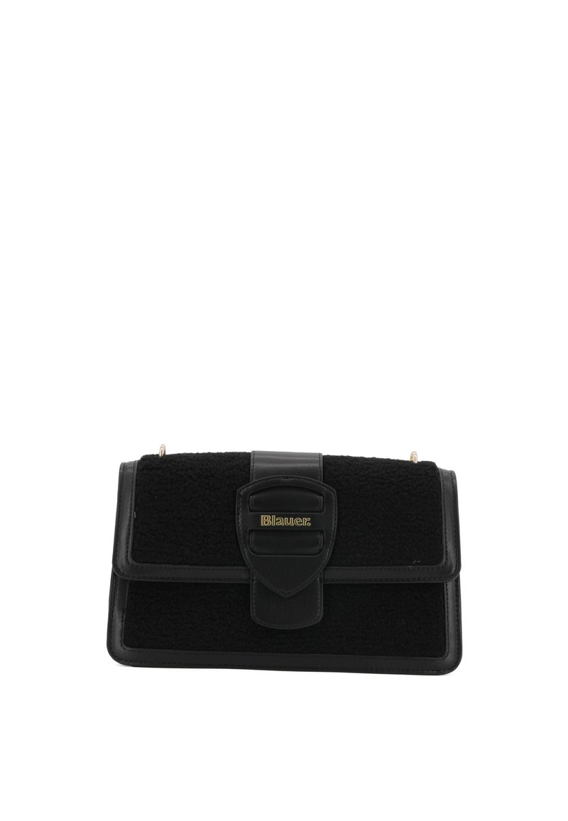 Borsa nera con un mix di tessuto testurizzato e pelle liscia, dotata di una chiusura centrale e un accento dorato con logo. Forma rettangolare.