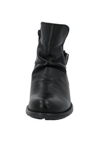 Bota de tobillo de cuero negro con un diseño arrugado, punta redonda y cremallera lateral. Presenta una superficie texturizada y una suela de goma baja y resistente.