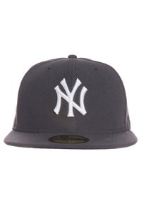 Gorra de béisbol gris con visera plana, que presenta un gran logotipo blanco de los New York Yankees en la parte frontal. Fabricada con un tejido suave y con un diseño estructurado.
