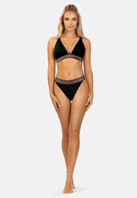 Czarny zestaw bikini z trójkątnym stanikiem w dekolcie V oraz dopasowanymi, wysokimi majtkami. Wykończony teksturowanym pasem.