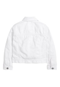 Chaqueta de denim blanca con collar, mangas largas y puños abotonados. Presenta doble costura y un detalle en la parte trasera.