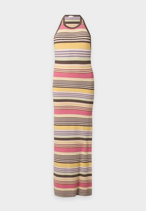 Femme debout portant une robe sans manches à col licou, longueur cheville, avec des rayures horizontales rose, jaune, marron et violette, associée à des talons noirs.