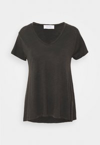 Schwarzes Kurzarm-V-Ausschnitt T-Shirt mit einem leicht lockeren Schnitt und geradem Saum, auf einem weißen Hintergrund präsentiert.