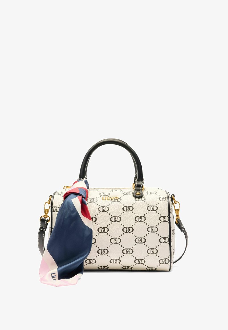 Sac à main blanc texturé avec des accents noirs et des accessoires en or, présentant un design à motifs. Une écharpe en soie bleu, rouge et rose est nouée sur la anse.