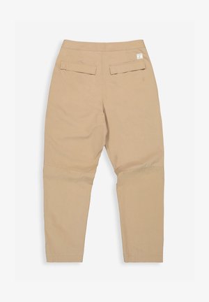 Beige Hosen flach ausgelegt, Rückansicht mit zwei Klappentaschen und einem kleinen weißen Etikett auf der rechten Seite des Bunds.