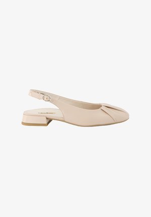 Beige Slingback-Schuh mit abgerundetem Zehenbereich, gefälteltem Design, kleinem Blockabsatz und verstellbarem Riemen mit einer runden Schnalle. Glattes Ledertextur.