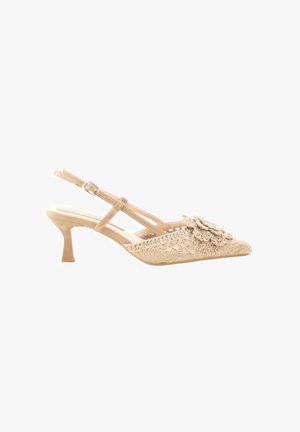 Tacón slingback beige con punta afilada, decoración floral de ganchillo, correa ajustable en el tobillo y tacón medio tipo kitten.