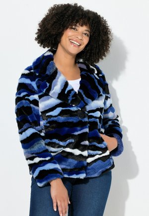Faux-Fur-Jacke in Blau, Schwarz und Weiß gestreift. Verfügt über einen großen Kragen, einen Knopfverschluss und eine weiche Textur. Geeignet für die Freizeit.