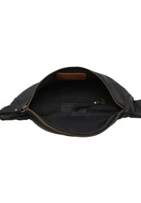 Zwart leren clutch met ritssluiting, binnenzak en bruine leren accenten. Gladde textuur met details in goudkleurige rits.