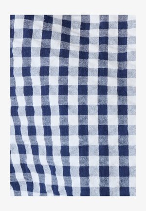 Tessuto a quadri blu e bianco con una texture intrecciata, che mostra leggere pieghe e un aspetto di materiale di cotone morbido.