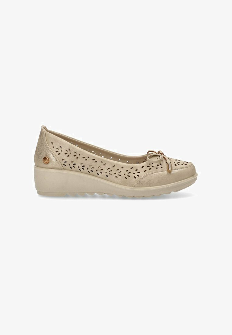Bailarinas beige sin cordones con parte superior perforada, punta redonda, detalle de lazo y suela de goma. El tacón cuña proporciona una elevación sutil y comodidad.
