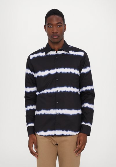 Camicia a maniche lunghe in bianco e nero con motivo tie-dye, colletto a punta e una texture liscia, con strisce orizzontali a contrasto.