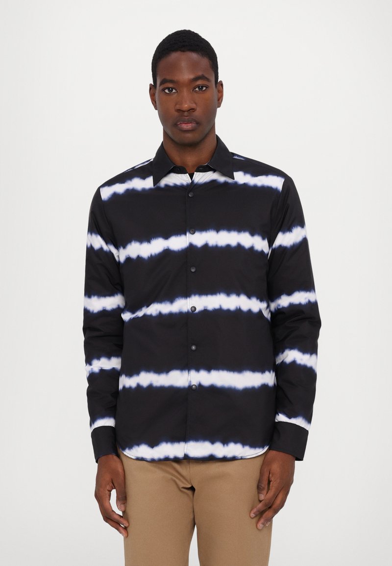 Sort-hvid batik button-up skjorte med spredt krave og lange ærmer, der har en glat tekstur og kontrasterende vandrette striber.