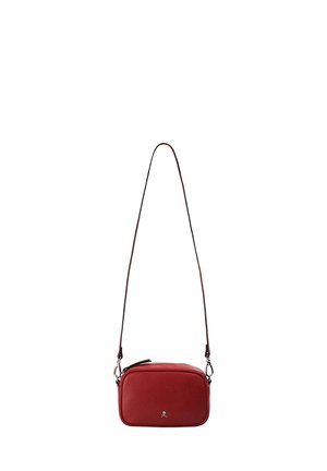 Pequeño bolso bandolera de cuero rojo con correa ajustable y cremallera plateada, con un sutil logo de calavera en el frente.