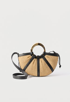 Πλεκτή τσάντα με μαύρη δερμάτινη επένδυση, κυκλικό χρυσό και καμβασμένο χερούλι, και αποσπώμενο μαύρο δερμάτινο λουρί ώμου.