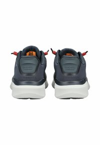 Baskets de sport bleu marine avec une tige lisse et texturée, accents rouges contrastants et une épaisse semelle blanche. Logo de la marque sur le talon.
