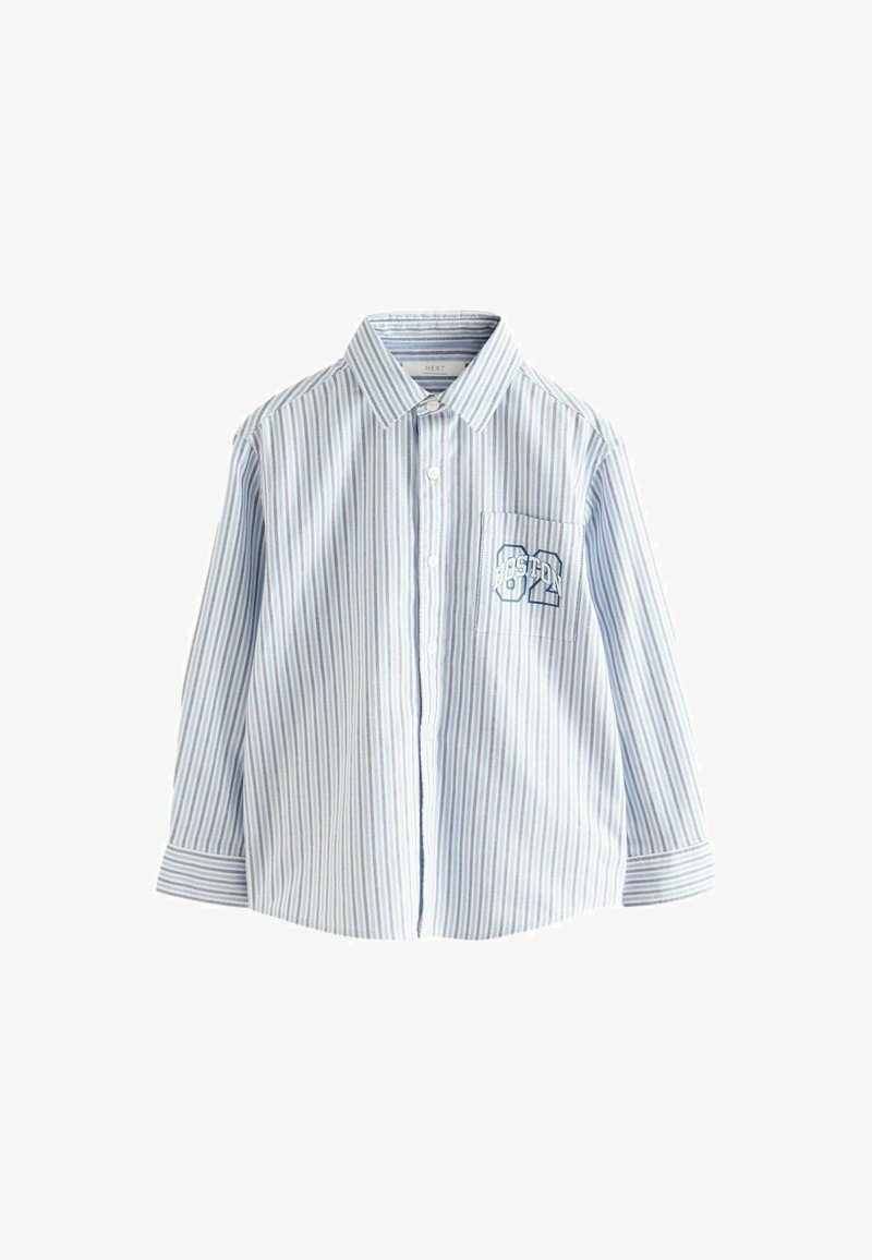 Camicia a righe in cotone blu chiaro e bianco, con design a bottoni, maniche lunghe e una tasca con "BOSTON" ricamato in blu.