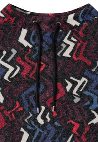 Sweter we wzory z czarnym, szarym, czerwonym i niebieskim zygzakowatym wzorem. Posiada sznurek przy dekolcie i miękką, teksturowaną tkaninę.