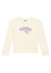 Maglietta a maniche lunghe in cotone color crema con scollo rotondo, con logo "DIADORA" viola al centro e un design sportivo.