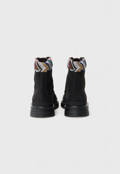 Μαύρες μποτάκια μέχρι τον αστράγαλο με υφή στο πάνω μέρος, που διαθέτουν πλεκτό μανίκι με πολύχρωμο σχέδιο και καουτσούκ σόλα για καλύτερη πρόσφυση.