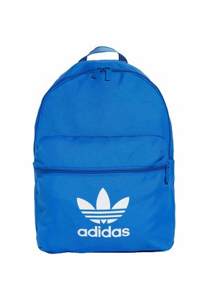 Zaino in tessuto blu con una grande tasca anteriore con zip. Presenta un logo Adidas bianco e tre strisce orizzontali sopra il logo.