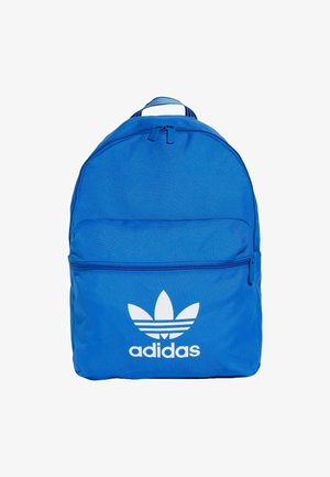 Zaino in tessuto blu con una grande tasca anteriore con zip. Presenta un logo Adidas bianco e tre strisce orizzontali sopra il logo.