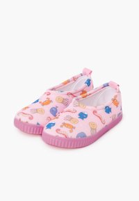 Dziecięce buty wsuwane w różowej tkaninie z kolorowymi wzorami morskich stworzeń, gumowymi podeszwami i uchwytami dla łatwego zakładania.