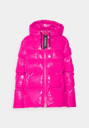 Casaco puffer fúcsia com acabamento brilhante, capuz e fecho dourado. Apresenta uma etiqueta de logotipo e áreas acolchoadas para isolamento.