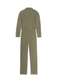 Mono verde oliva de algodón. Presenta un cuello, mangas largas con puños abotonados y una cintura ceñida con cinturón. Diseño sencillo de pierna recta.