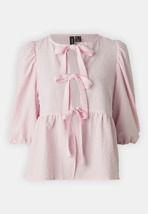 Rózsaszín blúz texturált anyagból, puffos ujjakkal és ráncolt derékkal. Elöl megkötős rész és kerek nyak található rajta.