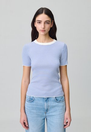 Top de manga corta azul y blanca a rayas con un escote redondeado, hecho de un tejido de punto texturizado. Se combina con unos jeans de talle alto de color azul claro.