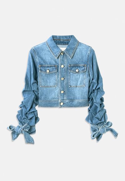 Izgriezta džinsu jaka gaiši zilā krāsā, ar divām krūšu kabatām, pogu aizdari un ķemmētām piedurknēm ar auklām pie aprocēm.