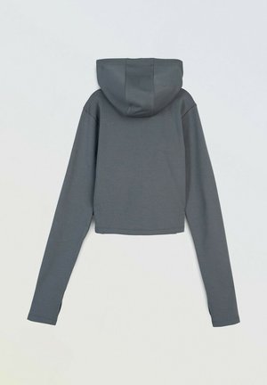 Przycięta bluza z kapturem w ciemnoszarym kolorze, z dużym kapturem, długimi rękawami oraz gładką, miękką fakturą. Brak widocznych logotypów czy wzorów.