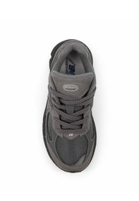 Harmaa urheilukenkä, jossa on verkko- ja mokkanahkaosa, pyöristetty kärki ja musta pohja. Varustettu nauhoilla ja huomaamattomalla logolla kielen osassa.