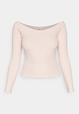 Top de manga longa rosa claro, com nervuras, e decote à ombro. Design ajustado. Textura suave; sem padrões visíveis ou acessórios.