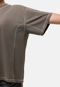 Grijze katoenen t-shirt met korte mouwen, voorzien van contrasterende stiksels en een relaxte fit. Vederlichte textuur en ronde halslijn.