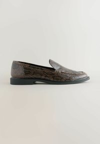 Ruske loaferi od umjetne zmijske kože s elegantnim dizajnom, okruglim vrhom i niskom crnom potplatom. Teksturirana površina s suptilnim detaljima uzorka.