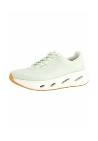 Světle zelená sportovní bota s texturovaným síťovaným svrškem, bílou mezipodešví s výřezy a gumovou podrážkou.