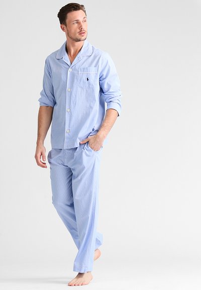 Conjunto de pijama de algodão azul claro com uma camisa de botão com bolso no peito e mangas longas, combinado com calças relaxadas de ajuste confortável.
