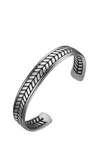 Strieborný náramok na zápästie s textúrovaným vzorom pneumatiky, s hladkým lesklým povrchom a kontrastným matným vnútrom.