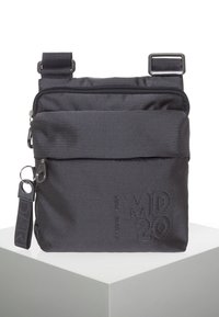 Svart tygmessengerväska med texturerat, prickigt mönster, två fickor med dragkedja, justerbar rem och en avtagbar nyckelring.