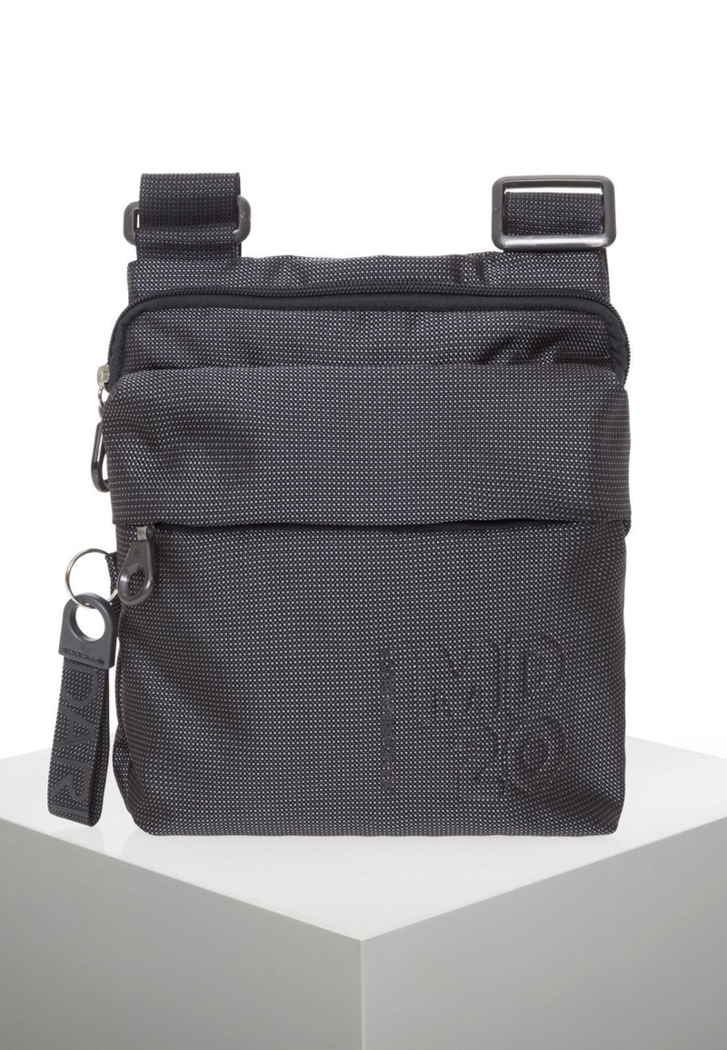 Svart tygmessengerväska med texturerat, prickigt mönster, två fickor med dragkedja, justerbar rem och en avtagbar nyckelring.