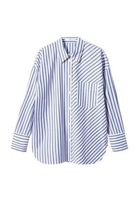 Chemise à manches longues boutonnée avec des rayures verticales et diagonales bleu et blanc et une poche avant sur fond blanc.