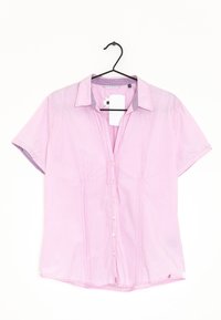 Helles rosa Kurzarm-Hemd mit Knöpfen und dünnen weißen Streifen, das an einem schwarzen Kleiderbügel vor einem weißen Hintergrund hängt.