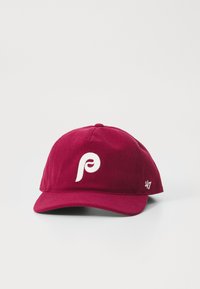 Maroon kordfløyelslue med en hvit brodert logo foran, buet skjerm og "47" detalj på siden. Strukturert stoffoverflate.