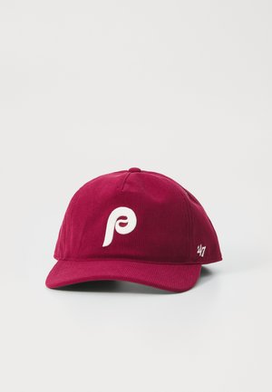 Bordeaux corduroy pet met een witte geborduurde logo aan de voorkant, een gebogen klep en een "47" detail aan de zijkant. Gelaagd stoffen afwerking.