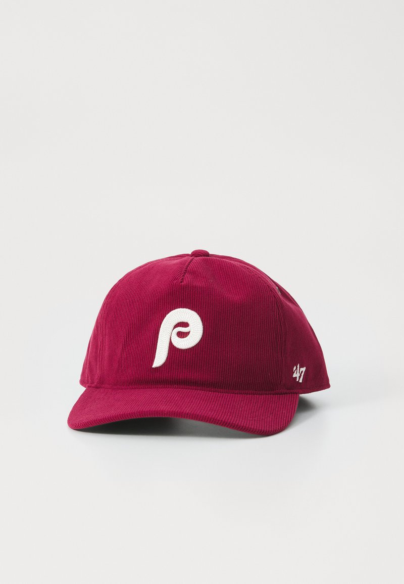 Maroon kordfløyelslue med en hvit brodert logo foran, buet skjerm og "47" detalj på siden. Strukturert stoffoverflate.