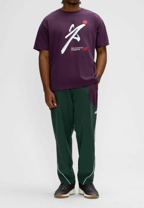 New Balance BASKETBALL PAINTED T-SHIRT - Print T-shirt - midnight violet purple — photo 2