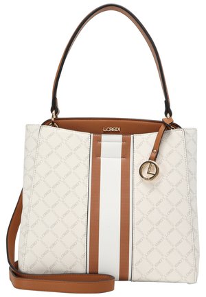 Sac à main blanc et beige avec des rayures verticales, motif de marque, breloque logo dorée, poignée supérieure et bandoulière amovible.